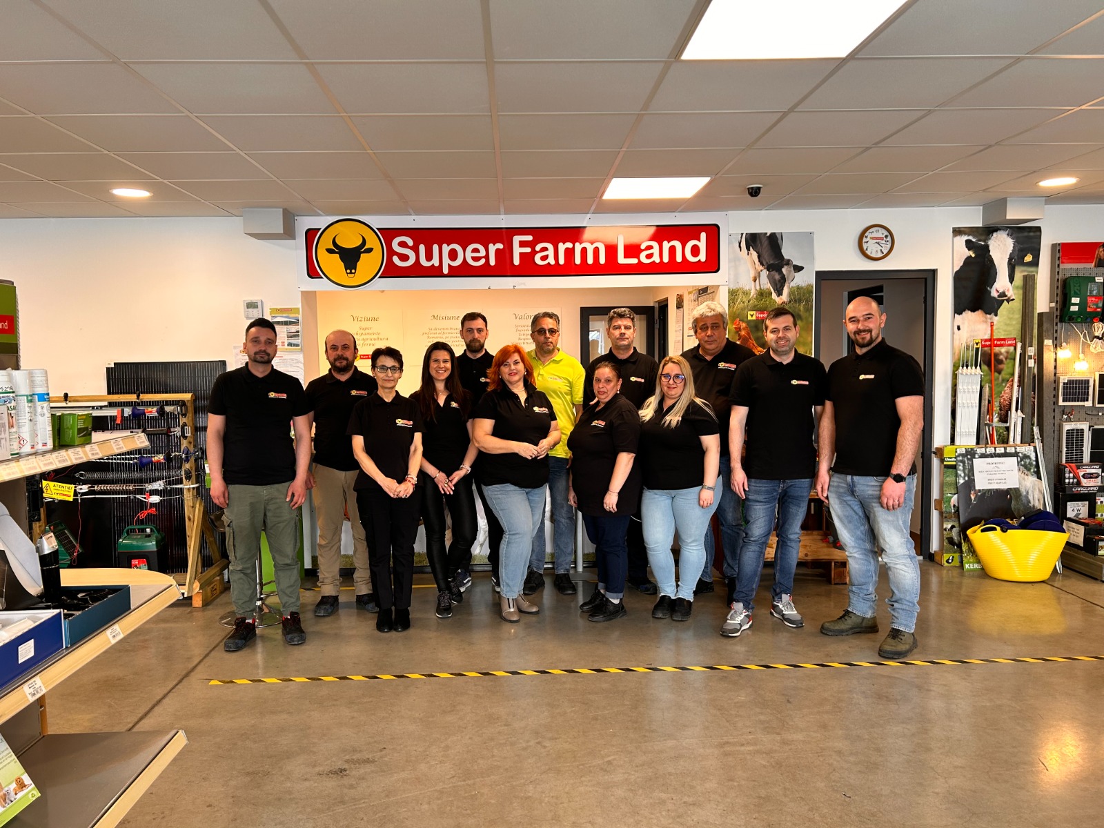 Echipa Super Farm Land fotografiata in magazinul fizic
