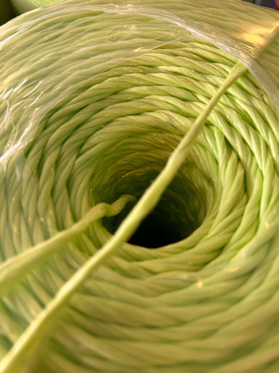 Detalii sfoara de balotat lemon 400, fotografiata de aproape