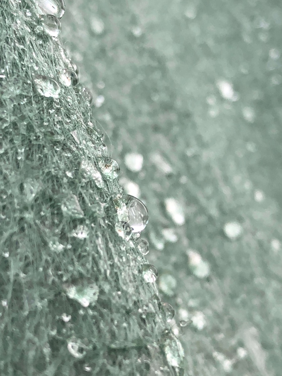 Prelata pentru baloti fotografiata de aproape, cu picaturi de apa pe suprafata