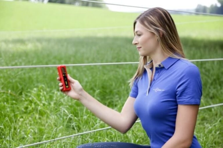 Acest ultim pas este foarte important deoarece trebuie să ai certitudinea că totul funcționează corect înainte de a îngrădi animalele în zona respectivă