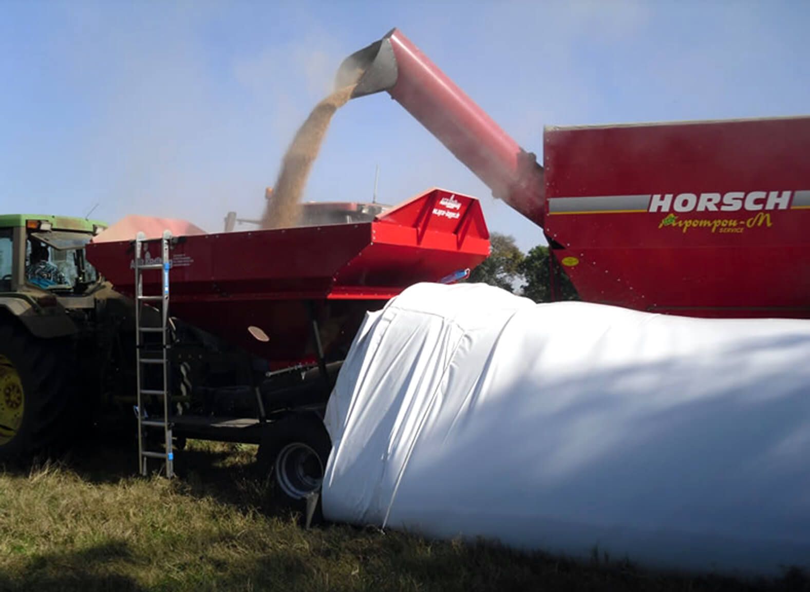  Utilaj agricol pentru care incarca cerealele in saci de siloz